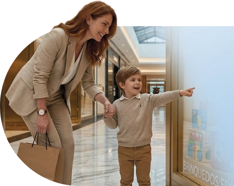 Mulher e criança passeando em um shopping