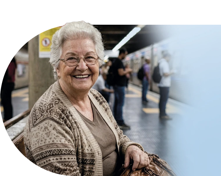 Senhora sorrindo em uma estação de metrô