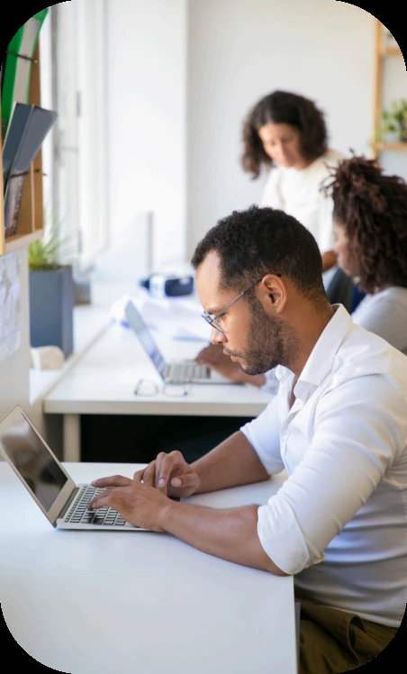 Pessoas trabalhando em um escritório