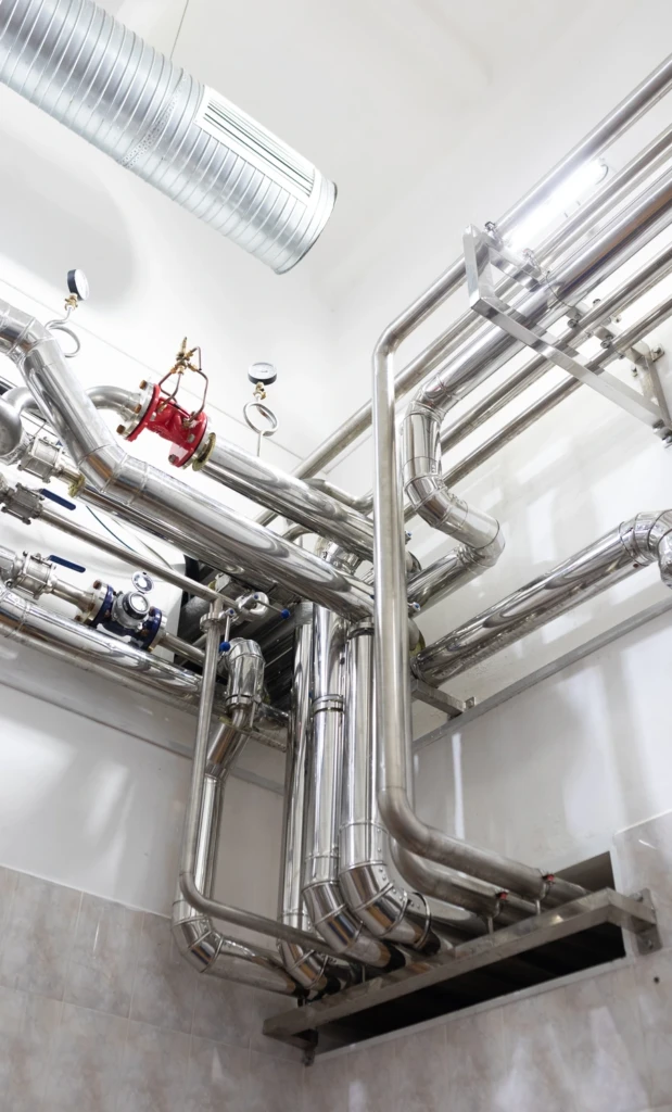 Tubulações e duto de ventilação de aço inox no interior de uma fábrica