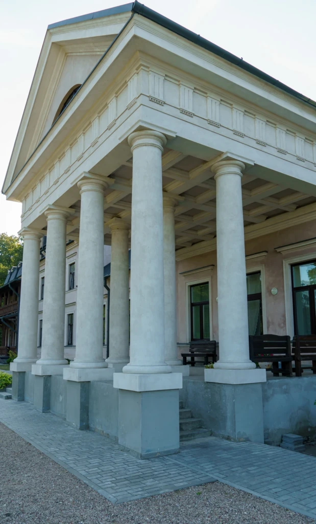 Fachada de prédio público com colunas
