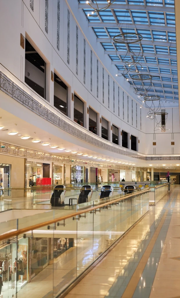 Corredor de shopping center com teto de vidro