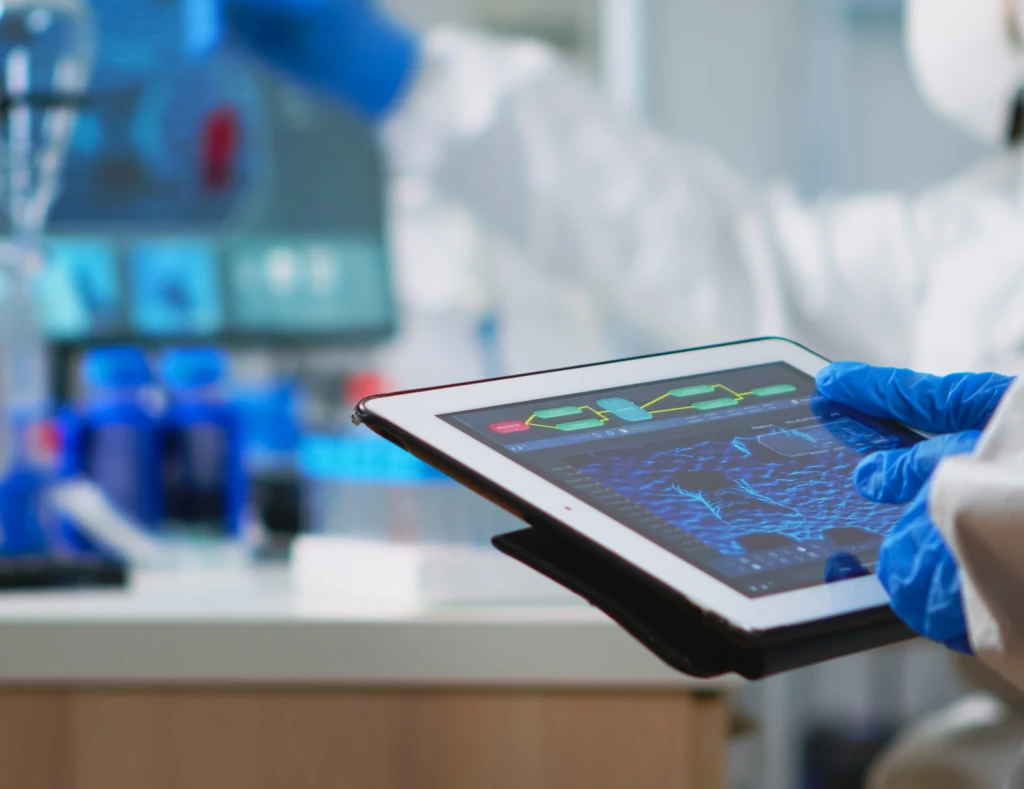 Técnica analisando dados de qualidade do ar em um tablet no laboratório